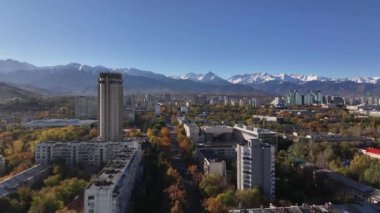Güneşli bir sonbahar sabahında Kazak şehri Almaty 'nin orta kısmının dördüncünün görüntüsü