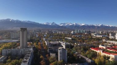 Güneşli bir sonbahar sabahında Kazak şehri Almaty 'nin orta kısmının dördüncünün görüntüsü