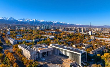 Güneşli bir sonbahar sabahında Kazak şehri Almaty 'nin orta kısmının dördüncünün görüntüsü