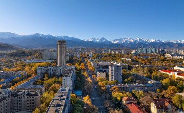Güneşli bir sonbahar sabahında Kazak şehri Almaty 'nin orta kısmının dördüncünün görüntüsü