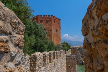 Türkiye 'nin Alanya kentindeki ortaçağ kalesinde taş kale ve Kızıl Kule