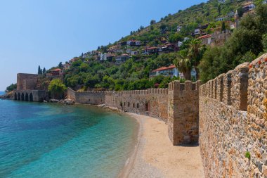 Türkiye 'nin Alanya kentindeki sahil ve deniz yakınında antik bir kale duvarı