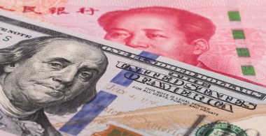 100 Amerikan doları ve 100 Çin yuanı.