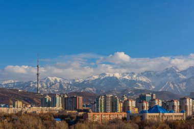 Bir sonbahar günü, arka planda karla kaplı dağlarla birlikte Kazak şehri Almaty 'nin merkez kısmının havadan görünüşü