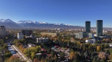 Almaty, Kazakistan, 10.25.2024. Güneşli bir sonbahar sabahında Kazak şehri Almaty 'nin orta kısmının dördüncünün görüntüsü