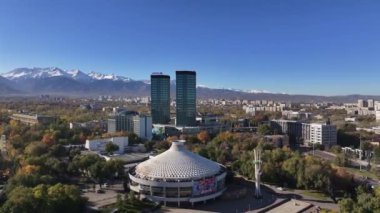 Almaty, Kazakistan, 10.25.2024. Güneşli bir sonbahar sabahında Kazak şehri Almaty 'nin orta kısmının dördüncünün görüntüsü