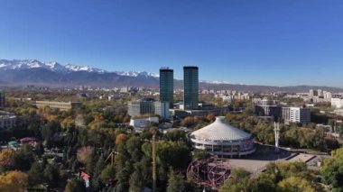 Almaty, Kazakistan, 10.25.2024. Güneşli bir sonbahar sabahında Kazak şehri Almaty 'nin orta kısmının dördüncünün görüntüsü