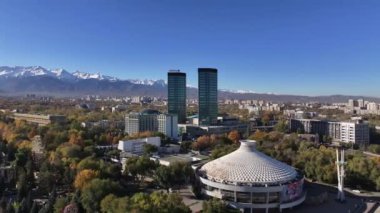 Almaty, Kazakistan, 10.25.2024. Güneşli bir sonbahar sabahında Kazak şehri Almaty 'nin orta kısmının dördüncünün görüntüsü