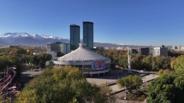 Almaty, Kazakistan, 10.25.2024. Güneşli bir sonbahar sabahında Kazak şehri Almaty 'nin orta kısmının dördüncünün görüntüsü