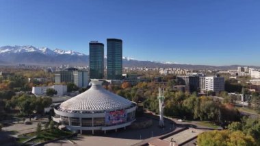 Almaty, Kazakistan, 10.25.2024. Güneşli bir sonbahar sabahında Kazak şehri Almaty 'nin orta kısmının dördüncünün görüntüsü