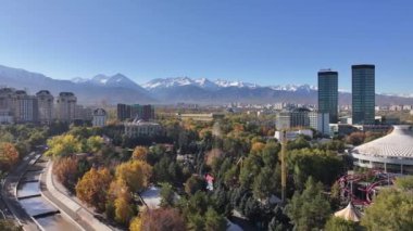 Almaty, Kazakistan, 10.25.2024. Güneşli bir sonbahar sabahında Kazak şehri Almaty 'nin orta kısmının dördüncünün görüntüsü
