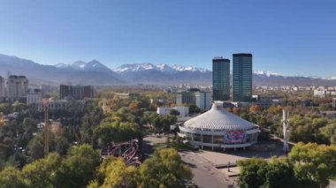 Almaty, Kazakistan, 10.25.2024. Güneşli bir sonbahar sabahında Kazak şehri Almaty 'nin orta kısmının dördüncünün görüntüsü
