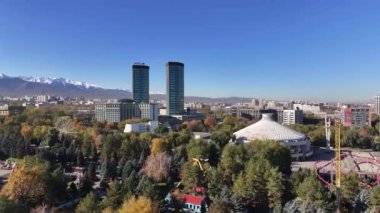 Almaty, Kazakistan, 10.25.2024. Güneşli bir sonbahar sabahında Kazak şehri Almaty 'nin orta kısmının dördüncünün görüntüsü