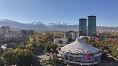 Almaty, Kazakistan, 10.25.2024. Güneşli bir sonbahar sabahında Kazak şehri Almaty 'nin orta kısmının dördüncünün görüntüsü