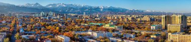 Bir sonbahar sabahı Kazak şehri Almaty 'nin dört kopterinden panoramik manzara