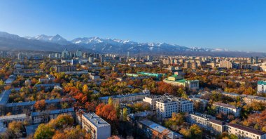 Bir sonbahar sabahı Kazak şehri Almaty 'nin dört kopterinden panoramik manzara