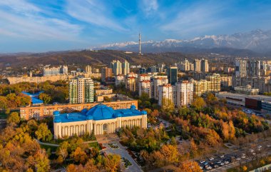 Bir sonbahar akşamı Kazak şehri Almaty 'nin güneydoğusundaki bir dörtgen görüntüden.
