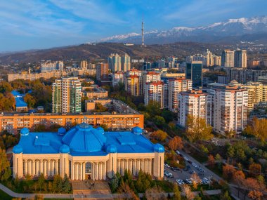 Bir sonbahar akşamı Kazak şehri Almaty 'nin güneydoğusundaki bir dörtgen görüntüden.