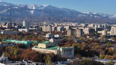  Güneşli bir sonbahar sabahında Kazak şehri Almaty 'nin orta kısmının dördüncünün görüntüsü