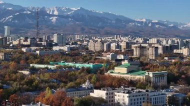  Güneşli bir sonbahar sabahında Kazak şehri Almaty 'nin orta kısmının dördüncünün görüntüsü