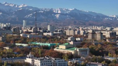  Güneşli bir sonbahar sabahında Kazak şehri Almaty 'nin orta kısmının dördüncünün görüntüsü