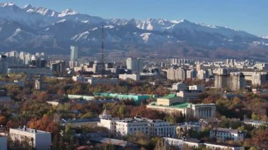  Güneşli bir sonbahar sabahında Kazak şehri Almaty 'nin orta kısmının dördüncünün görüntüsü