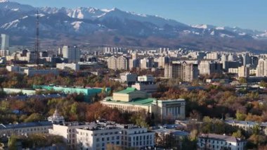  Güneşli bir sonbahar sabahında Kazak şehri Almaty 'nin orta kısmının dördüncünün görüntüsü