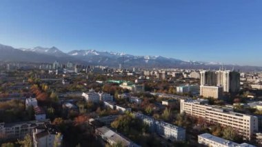  Güneşli bir sonbahar sabahında Kazak şehri Almaty 'nin orta kısmının dördüncünün görüntüsü