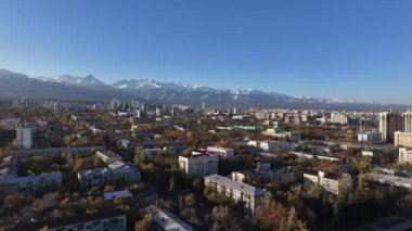  Güneşli bir sonbahar sabahında Kazak şehri Almaty 'nin orta kısmının dördüncünün görüntüsü