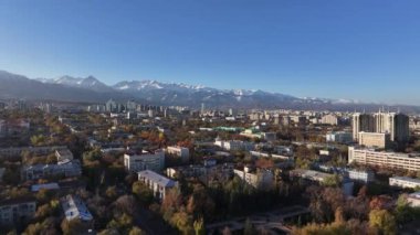  Güneşli bir sonbahar sabahında Kazak şehri Almaty 'nin orta kısmının dördüncünün görüntüsü