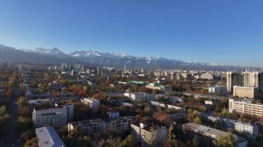  Güneşli bir sonbahar sabahında Kazak şehri Almaty 'nin orta kısmının dördüncünün görüntüsü