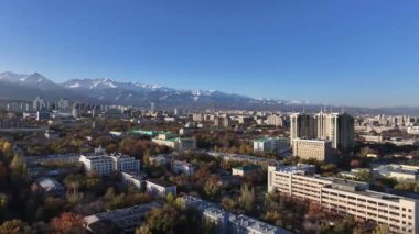  Güneşli bir sonbahar sabahında Kazak şehri Almaty 'nin orta kısmının dördüncünün görüntüsü