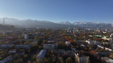  Güneşli bir sonbahar sabahında Kazak şehri Almaty 'nin orta kısmının dördüncünün görüntüsü