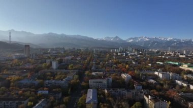  Güneşli bir sonbahar sabahında Kazak şehri Almaty 'nin orta kısmının dördüncünün görüntüsü