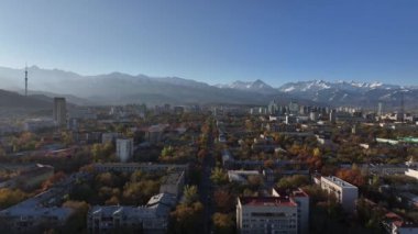  Güneşli bir sonbahar sabahında Kazak şehri Almaty 'nin orta kısmının dördüncünün görüntüsü