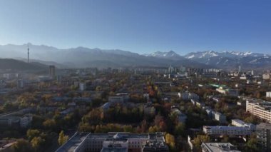  Güneşli bir sonbahar sabahında Kazak şehri Almaty 'nin orta kısmının dördüncünün görüntüsü