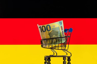 Alman bayrağının arka planına karşı 100 euro banknot