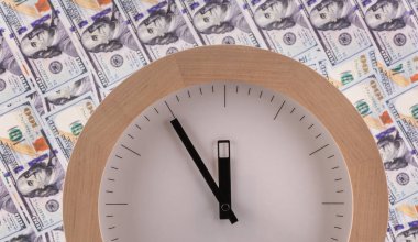 100 dolarlık banknotların saati.