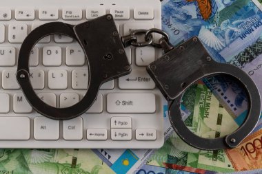Kelepçe, bilgisayar klavyesi ve Kazak para birimi notaları