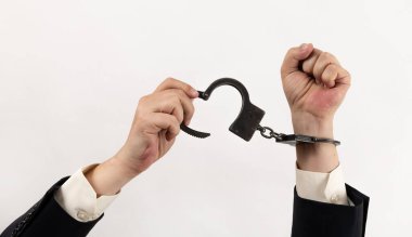 Çelik kelepçe takmış iş adamının elleri.