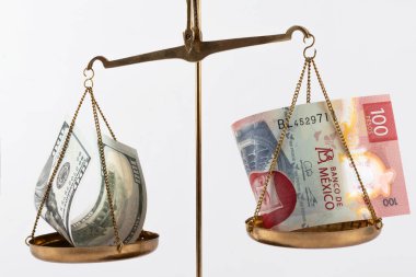 100 Amerikan doları ve 100 Meksika pezosu.