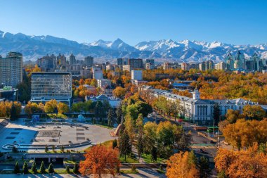 Almaty, Kazakistan, 10 / 23 / 2021. Güneşli bir sonbahar sabahında en büyük Kazak şehri Almaty 'nin hava manzarası.