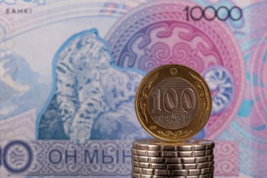 100 Kazakistan madeni parasına karşılık 10.000 onluk banknot.