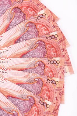 5000 Kazakistan 'ın yeni tip banknotlarından oluşan banknotlar.