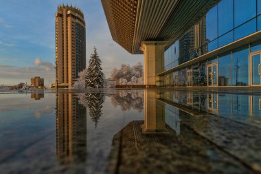Almaty, Kazakistan. 02.16.2020. Kar yağışlı bir günde Kazakistan Oteli ve Cumhuriyet Sarayı 'nın kış manzarası
