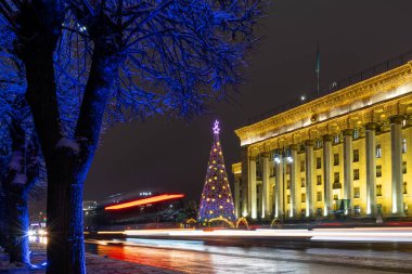  Kazak şehri Almaty 'nin merkezinde kış gecesi