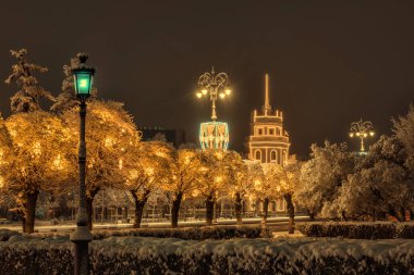 Kazak şehri Almaty 'nin merkezinde kış gecesi