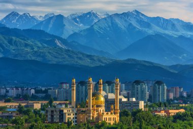 Kazak şehri Almaty 'de altın kubbeli bir cami.