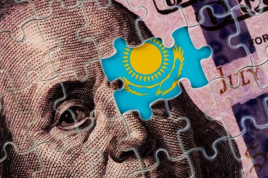 Kazakistan bayrağı ve bulmacalardan yapılmış 100 dolarlık banknotun bir parçası.