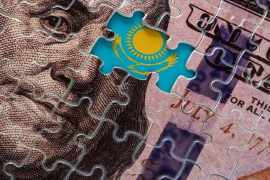Kazakistan bayrağı ve bulmacalardan yapılmış 100 dolarlık banknotun bir parçası.